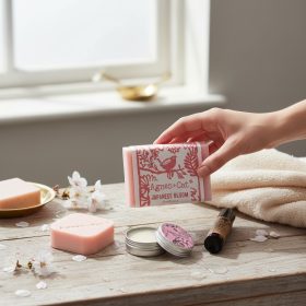   Agnes & Cat Prémium Wellness Ajándékcsomag - Virág és Öröm