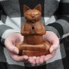 Geschnitzter Holz-Räucherhalter – Mittelgroße Yoga-Katze  