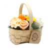 Mittlerer orangefarbener Blumenstrauß im geflochtenen Korb
