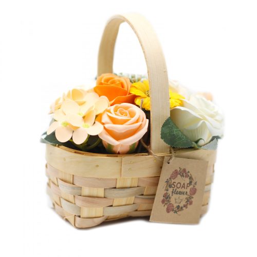 Mittlerer orangefarbener Blumenstrauß im geflochtenen Korb
