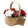 Mittelgroßer roter Blumenstrauß im geflochtenen Korb