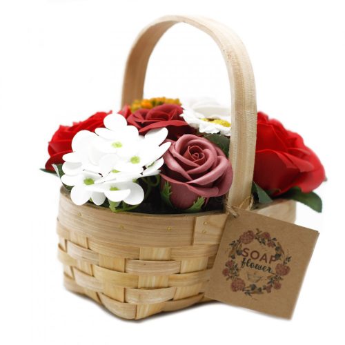 Mittelgroßer roter Blumenstrauß im geflochtenen Korb
