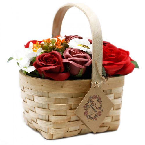Großer roter Blumenstrauß in einem geflochtenen Korb