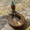 Kleiner Mango-Holz „Flüssiger Rauch“ Räucherstäbchenhalter – Messing-Buddha